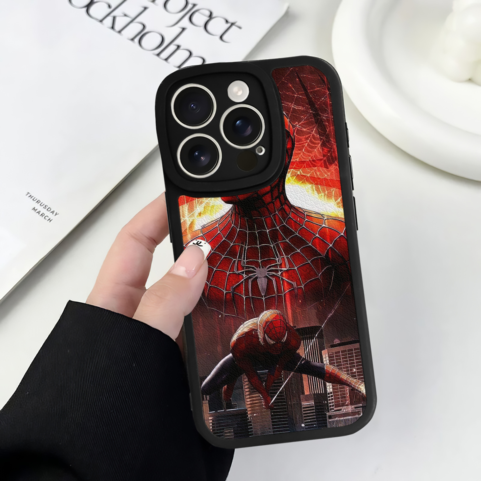 （画像用） Spider Man スパイダーマン 【iPhone 16シリーズ対応】シリコンスマホケース（レザー調） 材質：シリコン